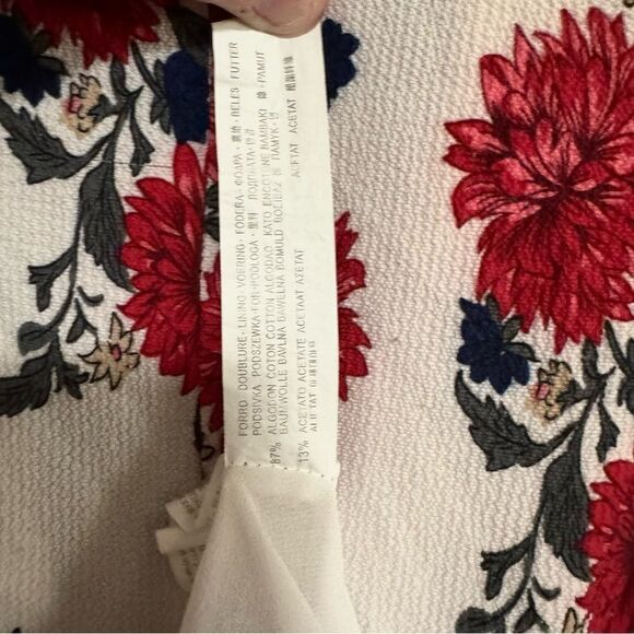 HAUTE ROUGE Short Sleeve Deep V Short Romper Ivory with Red Floral Size M - Picture 4 of 8